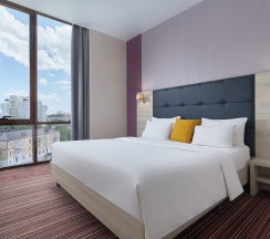 Делюкс с широкой двуспальной кроватью в Golden Tulip