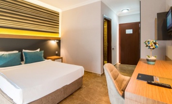 Трёхместный номер Standard с балконом в Club Hotel Sunbel 