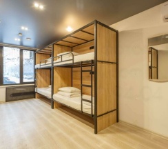 Общий 6 местный номер верхние кровати (One) в На Рубле