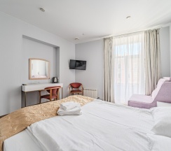 Улучшенная комната с доп. местом и балконом в Октавиана