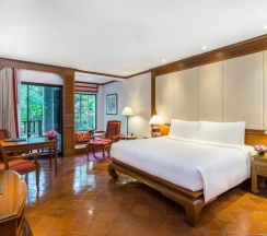 Двухместный номер Guest с балконом и с видом на сад двуспальная кровать в JW Marriott Phuket Resort & Spa