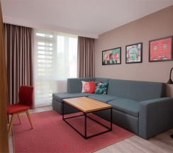 Двухкомнатный Семейный номер с кроватью King size и диваном в Hampton by Hilton Moscow Rogozhsky Val