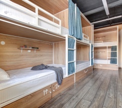 Кровать в 8-ми местном женском номере в Roomy Hostel
