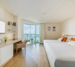 Трёхместный семейный люкс с видом на океан в Pattaya Sea View Hotel
