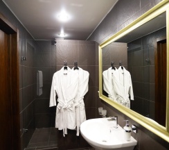 Номер люкс семейный с 2 двуспальными кроватями в Garden Hotel & SPA