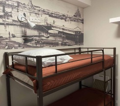 Кровать в 2-местном общем номере №5 в Стрежень