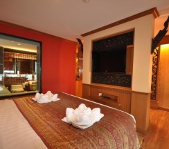 Двухместный люкс с видом на море двуспальная кровать в Chalelarn Hotel