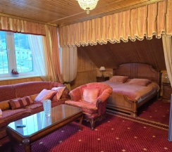 Люкс с балконом в Golden House