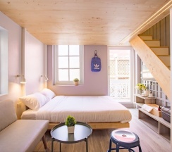 Семейный люкс с балконом в Nornyaowarat Hostel