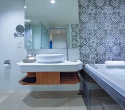 Двухместный номер Deluxe двуспальная кровать в Отель Zenmaya Oceanfront Phuket, Trademark Collection by Wyndham