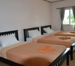Трёхместный номер Deluxe с балконом в Phi Phi Jungle Hill Bungalow