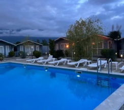 Двухместный семейный Домик с террасой двуспальная кровать в Летняя сказка