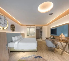 Двухместный номер Premier с балконом двуспальная кровать в Andaman Embrace Patong