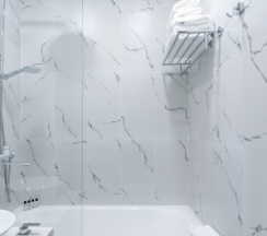 Апартаменты люкс с балконом для 5 гостей в V Hotel&Rooftop lounge