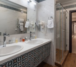 Двухместный люкс (Малый корпус) с 2 комнатами с балконом двуспальная кровать в Литфонд