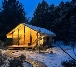 Тент-хаус в сосновом лесу в Синий Яр