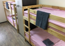 Кровать в 8-местном общем мужском номере в Оригинал