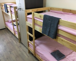 Кровать в 8-местном общем мужском номере в Оригинал
