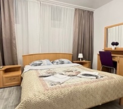 Стандартный двухместный номер с большой двуспальной кроватью King size и собственной ванной комнатой. в Kovensky