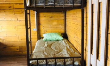 Кровать в общем номере с красивым видом из окна в Фoрт-Байкал