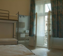 Двухместные апартаменты с балконом двуспальная кровать в Hostel Lwowska 11