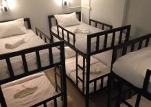 Кровать в общем номере в The Metallic Hostel