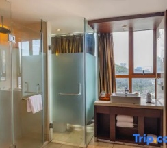Двухместный люкс Executive с видом на реку (двуспальная кровать) в Sanya Phoenix Waterside Gloria Resort