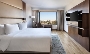 Стандартный номер Делюкс с двуспальной кроватью с видом на город в Krasnodar Marriott Hotel