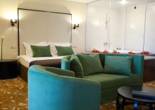 Номер люкс роскошный с террасой и ванной в Garden Hotel & SPA