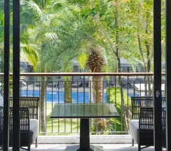 Четырёхместный номер с балконом и с видом на сад в Phuket Marriott Resort And Spa, Nai Yang Beach