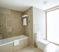 Представительский люкс с джакузи и террасой в Кортъярд Марриотт Сочи Красная Поляна