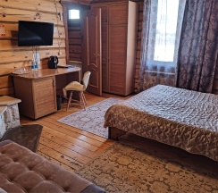 Двухместный номер в деревянном коттедже с камином в Колыба