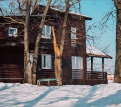 Коричневый дом на 10 спальных мест. 4 отдельных комнаты и одна гостиная в Шведские дачи