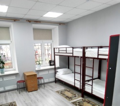 Кровать в мужском восьмиместном номере в Берег