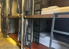 Кровать в общем номере в Premier Hostel Chiang Mai