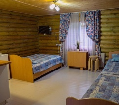 Четырехместная студия (двуспальная и 2 односпальные кровати) в Лесной