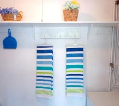 Коттедж с 2 комнатами в Private designer 8 room art getaway 2 Br-2Ba Full Kitchen Barbecue Patio 2min to beach