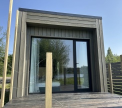 Двухместный Дом с террасой На берегу реки возле пирса с видом на реку двуспальная кровать в Semvoda