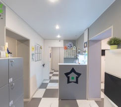 Спальное место в комнате для мужчин в Star home