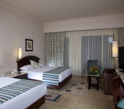 Двухместный номер Standard с видом на море двуспальная кровать в Coral Beach Resort