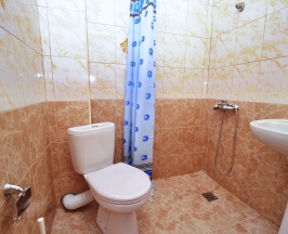 Четырёхместный номер Standard с балконом и с красивым видом из окна в Ахиллес-Палас