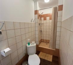 Шестиместный номер с душевой комнатой в Кино хостел на Выборгской