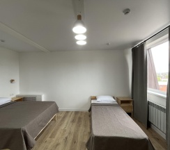 Номер эконом с 1 односпальной и 1 двуспальной кроватью (мансарда) в Домино