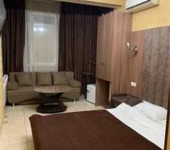 Комфорт с панорамным окном,кроватью и диваном в Респект