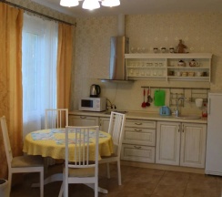 Коттедж с 2 комнатами с красивым видом из окна в Корница
