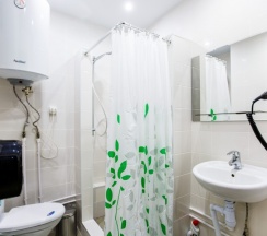 Мужской номер на 8 человек с ванной комнатой. Верхнее место (ширина 90 см.) в Nice hostel Crocus