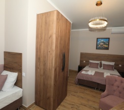 Трёхместный номер Superior с балконом и с красивым видом из окна в Аскьала