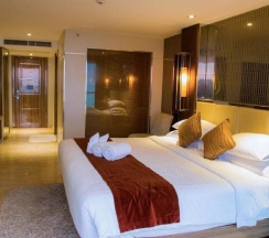 Четырёхместный семейный люкс с балконом и с видом на океан в The Sanctuary Phratamnak Pattaya