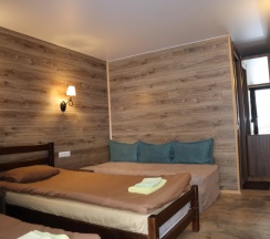 Трёхместный коттедж с балконом и с видом на горы в Отель Kazbegi Cottages