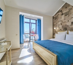 Студия Панорамная улучшенная с балконом, мини кухней и видом на город и море в Амбассадор